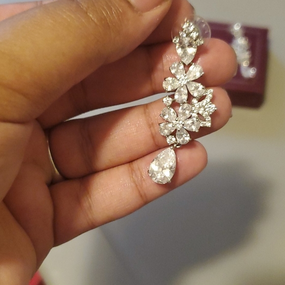 Tear drop crystal earrings - Picture 2 of 4